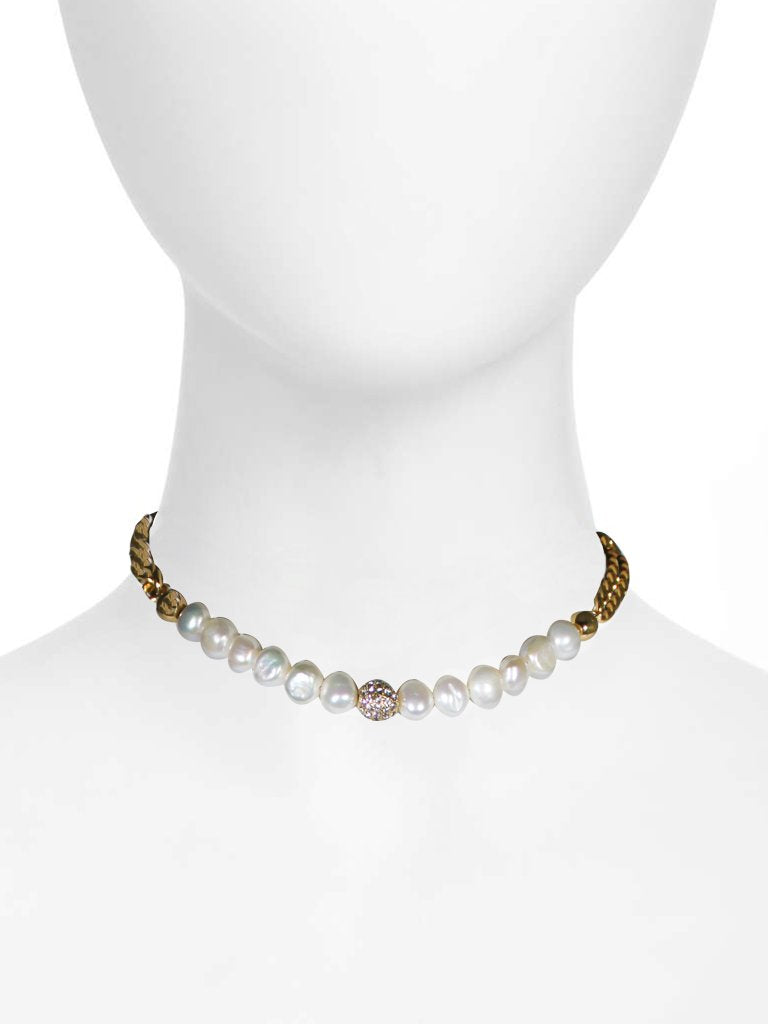 Women outfit in a necklace rental from Ettika called Pearl Choker