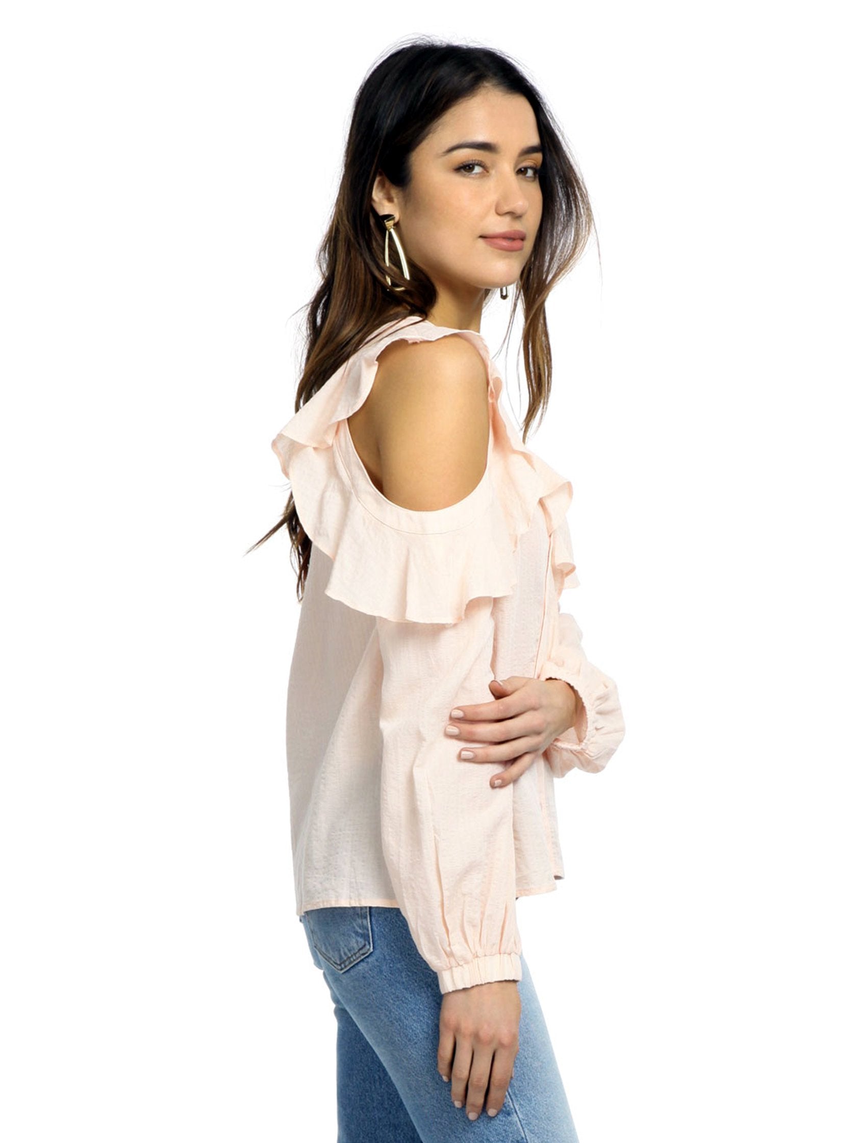 Women outfit in a top rental from ASTR called Paige Off The Shoulder Blouse